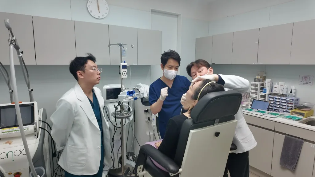 Tune Clinic physicians and clinical staff conferring around a single patient — the physician-led, multi-perspective review that distinguishes The First Reading from a sales-driven consultation