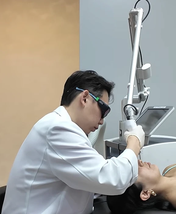Physician performing a laser treatment at Tune Clinic