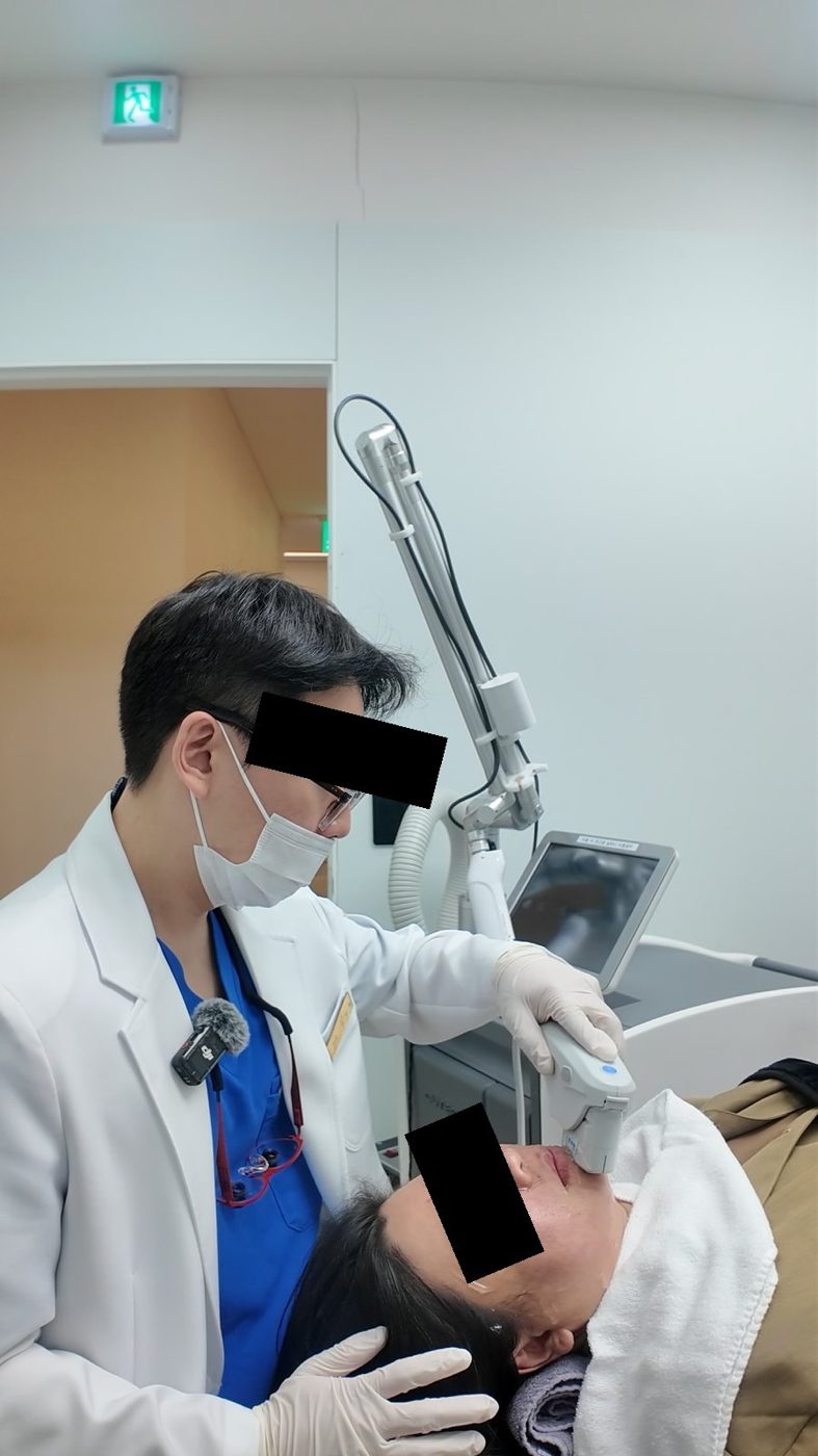 Treatment session at Tune Clinic, Apgujeong.