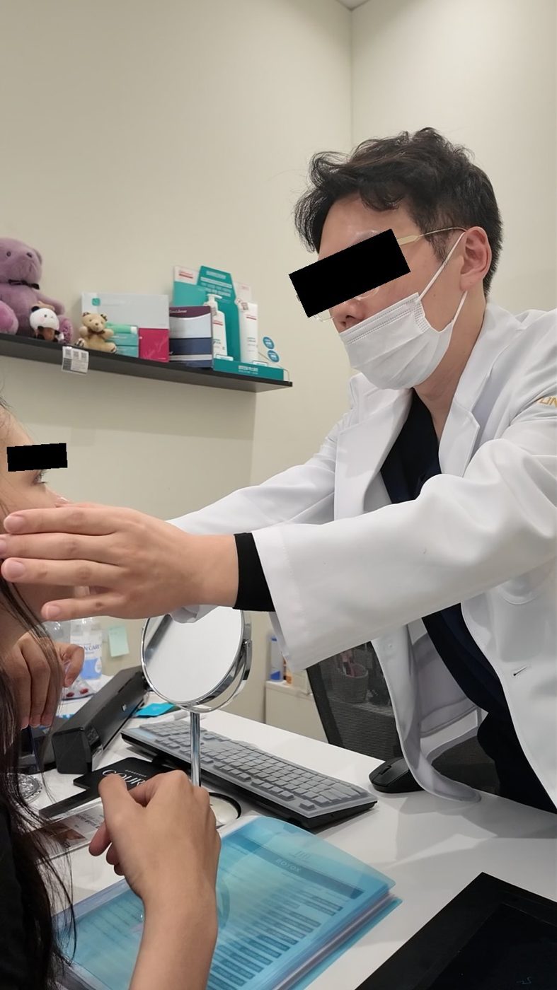 Treatment session at Tune Clinic, Apgujeong.