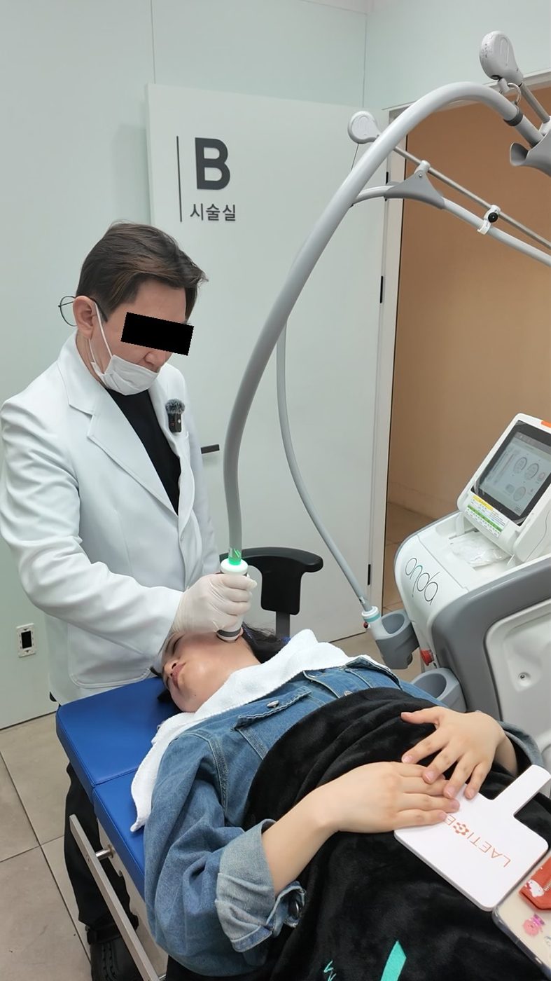 Treatment session at Tune Clinic, Apgujeong.