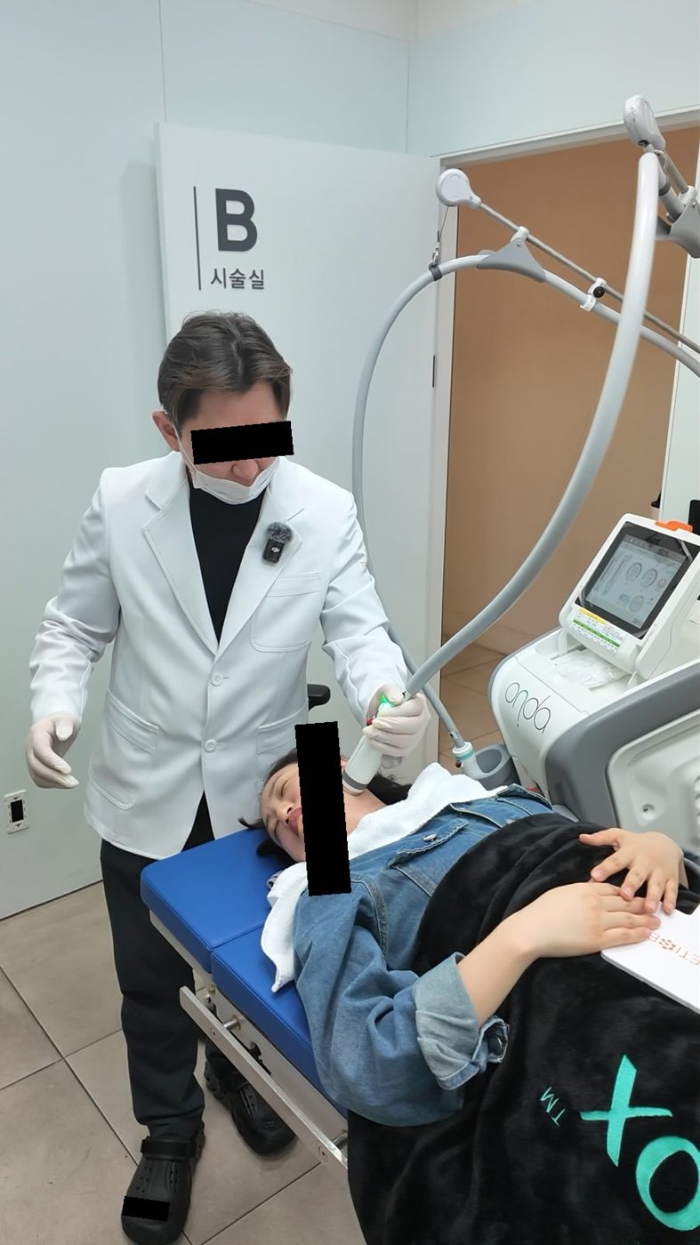 Treatment session at Tune Clinic, Apgujeong.